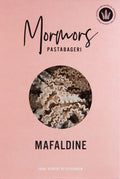 Rosa förpackning från Mormors Pastabageri med texten Mafaldine och ett runt fönster där de vågiga pastabanden syns.