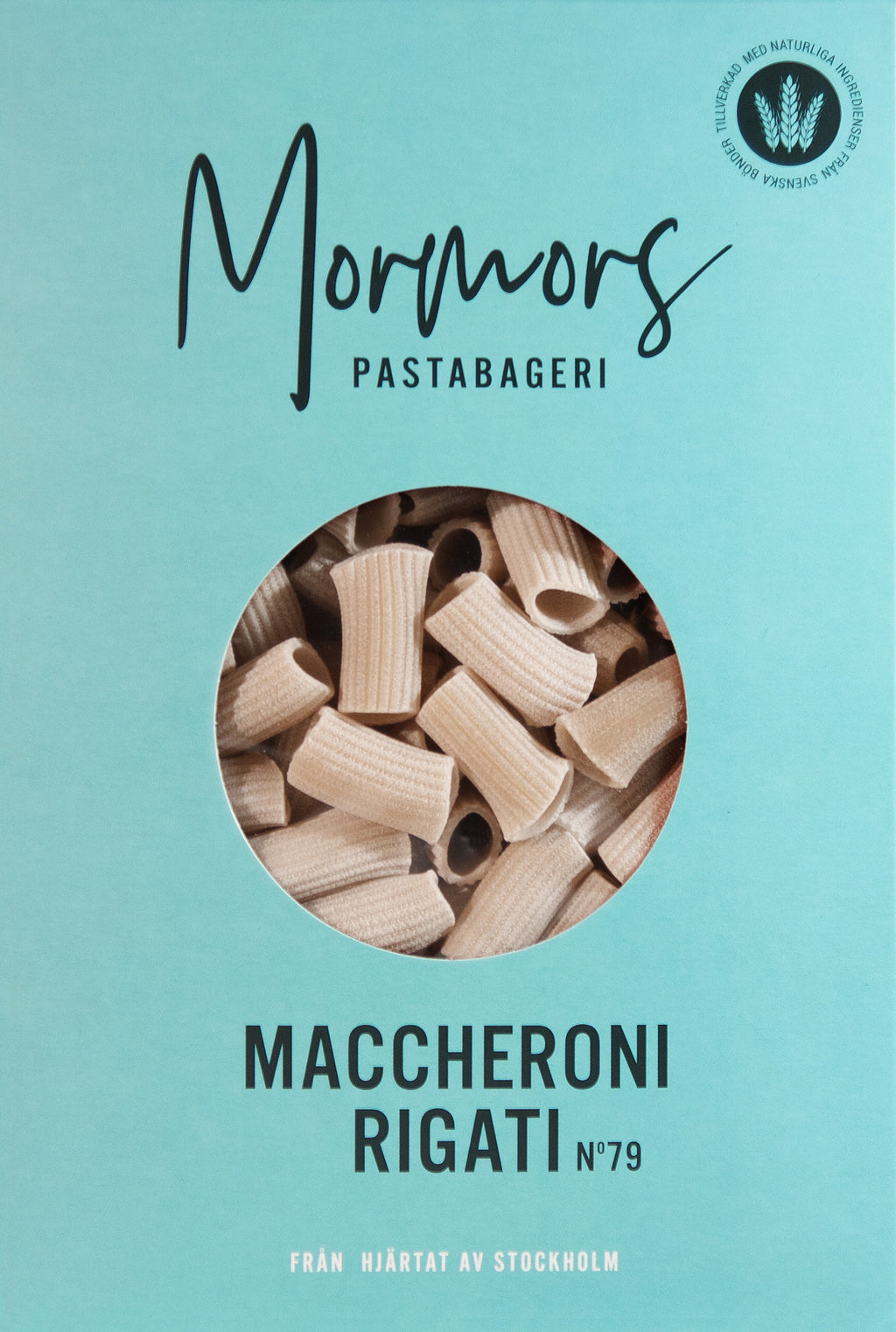 Turkos förpackning från Mormors Pastabageri med texten Maccheroni Rigati N°79 och ett runt fönster där de räfflade pastarören syns.