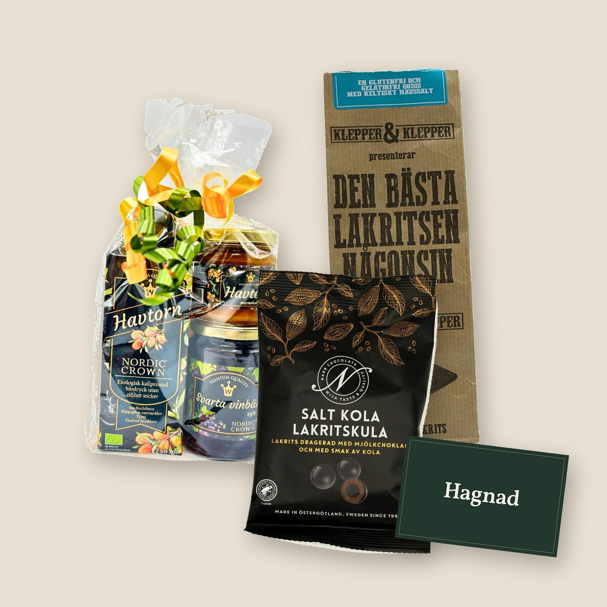 Innehållet i lådan Havtorn och salt: presentförpackningen med havtorn från Nordic Crown, saltlakrits från Klepper & Klepper, Salt Kola Lakritskula från Narr och ett tryckt kort från Hagnad.