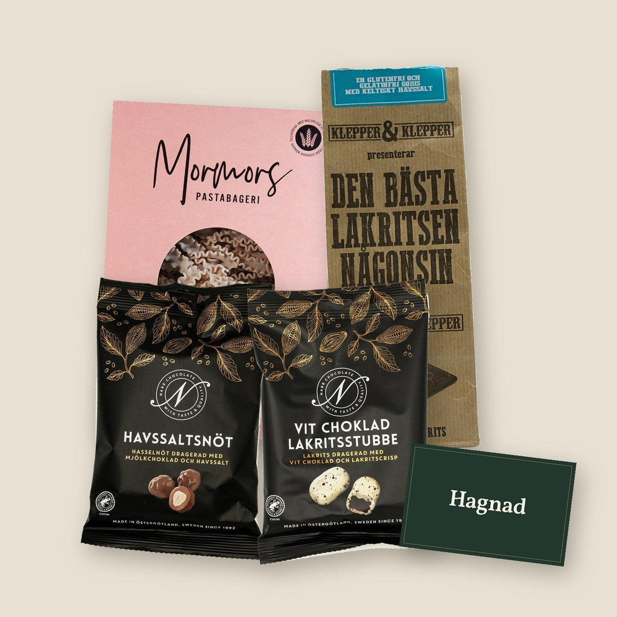 Innehållet i lådan Liten hälsning: saltlakrits från Klepper & Klepper, Havssaltsnöt och Vit Choklad Lakritsstubbe från Narr, pastan Mafaldine från Mormors Pastabageri och ett tryckt kort från Hagnad.