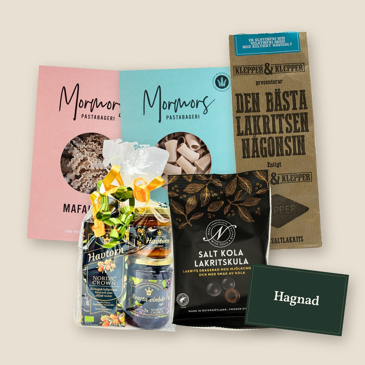 Innehållet i lådan Tack för i år: presentförpackningen med havtorn från Nordic Crown, saltlakrits från Klepper & Klepper, Mafaldine och Maccheroni Rigati från Mormors Pastabageri, Salt Kola Lakritskula från Narr och ett tryckt kort från Hagnad.