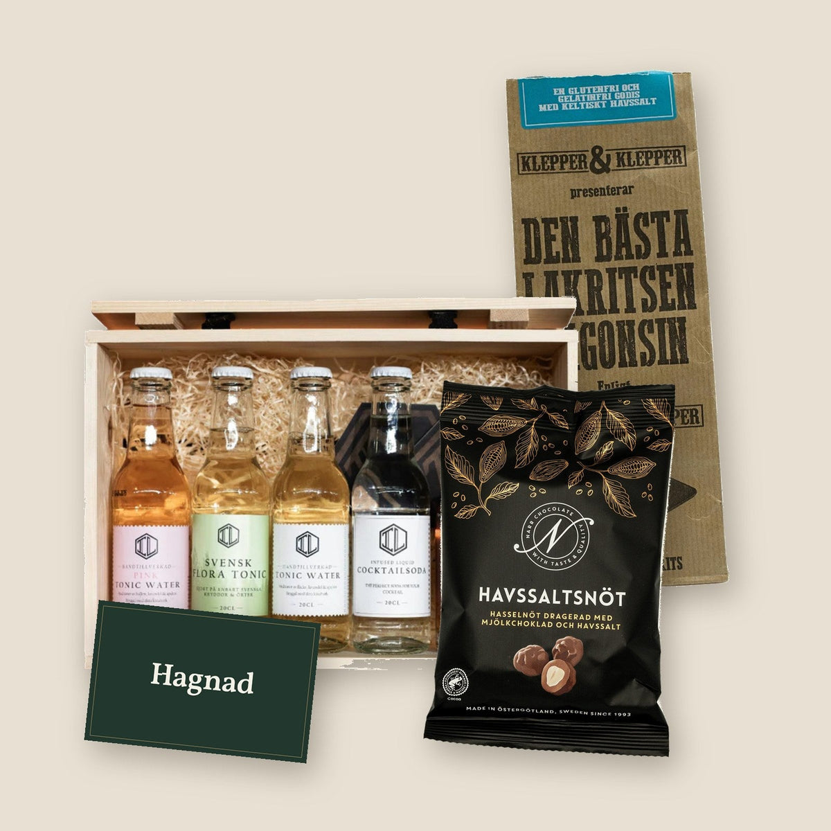 Innehållet i lådan Värdinnan: alkoholfri G&T-låda från Infused Liquid, saltlakrits från Klepper & Klepper, Havssaltsnöt från Narr och ett tryckt kort från Hagnad.
