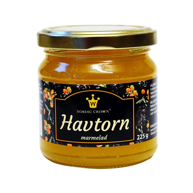 Glasburk med havtornsmarmelad 225 g från Nordic Crown med guldfärgat lock, mot vit bakgrund.