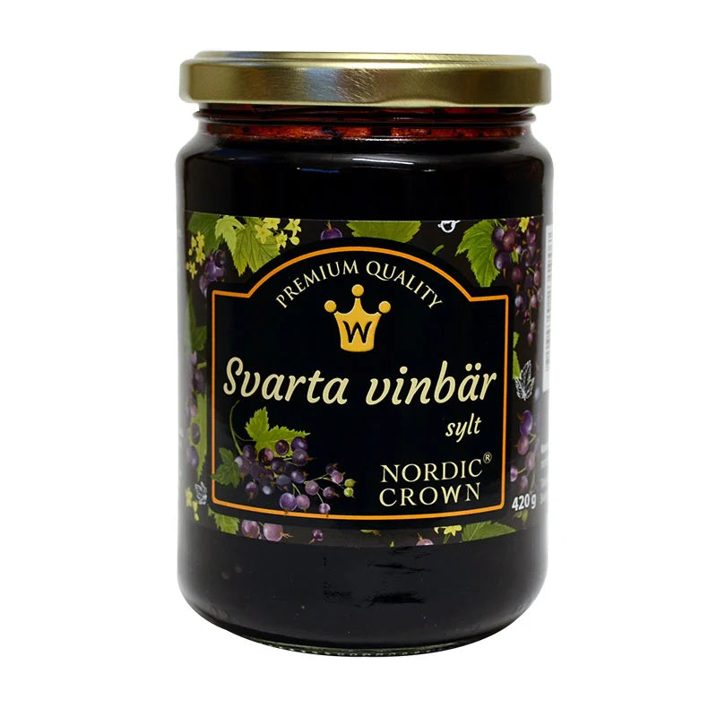Glasburk med svartvinbärssylt 420 g från Nordic Crown med guldfärgat lock, mot vit bakgrund.