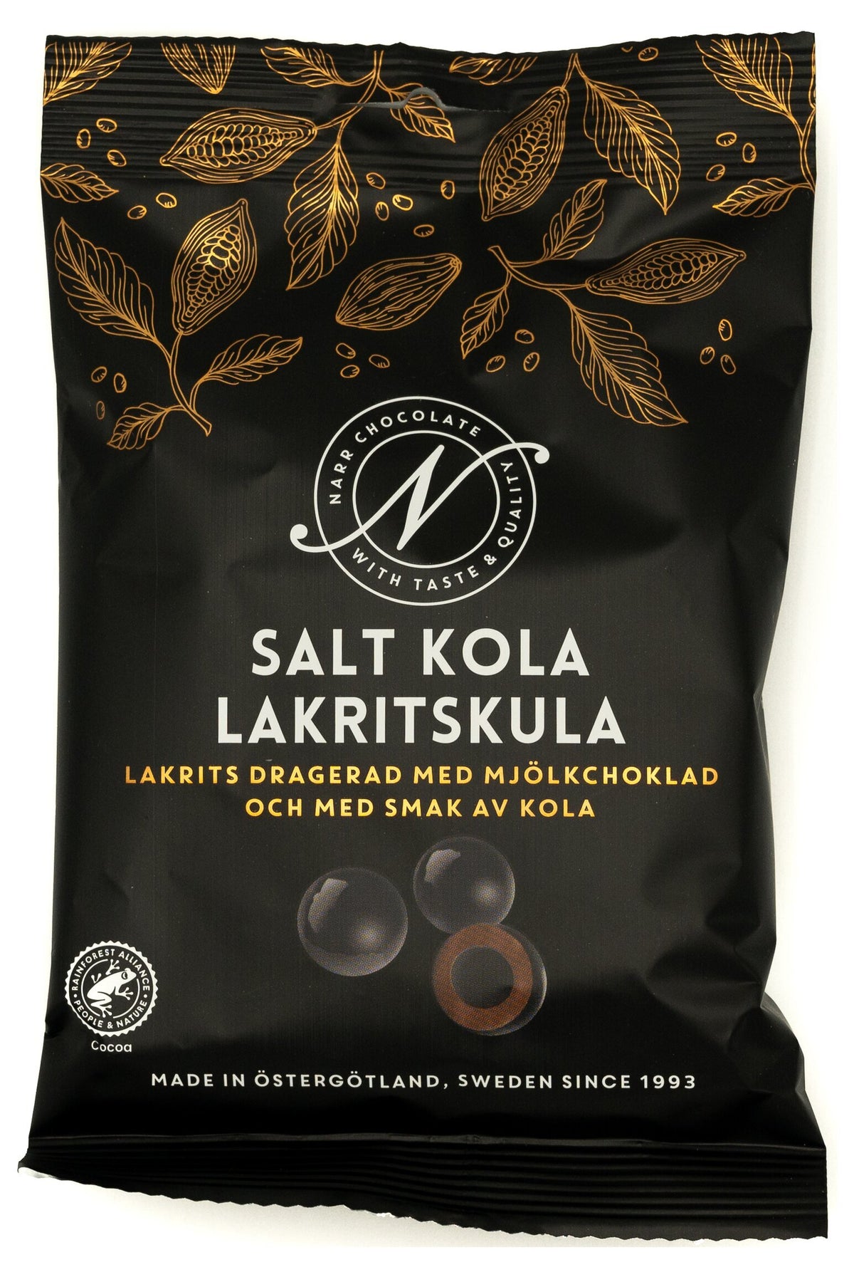 Svart påse från Narr Chocolate med guldfärgade kakaoblad och texten Salt kola lakritskula, med bild på runda lakritskulor dragerade med mjölkchoklad, mot vit bakgrund.