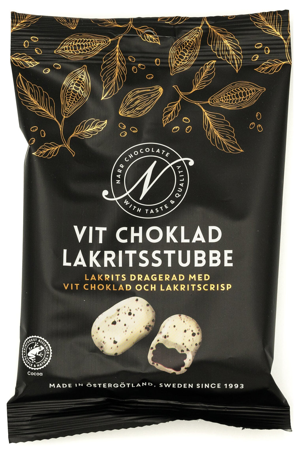 Svart påse från Narr Chocolate med guldfärgade kakaoblad och texten Vit choklad lakritsstubbe, med bild på två lakritsbitar dragerade med vit choklad, mot vit bakgrund.