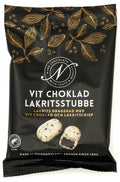Svart påse från Narr Chocolate med guldfärgade kakaoblad och texten Vit choklad lakritsstubbe, med bild på två lakritsbitar dragerade med vit choklad, mot vit bakgrund.