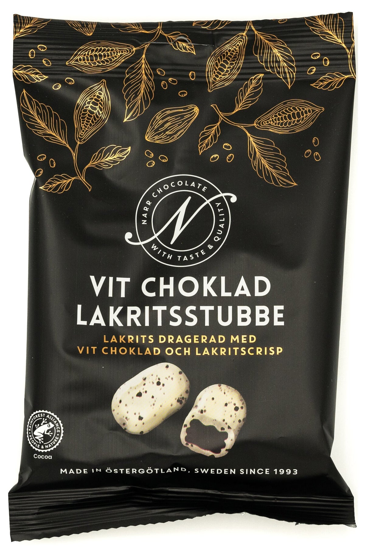 Svart påse från Narr Chocolate med guldfärgade kakaoblad och texten Vit choklad lakritsstubbe, med bild på två lakritsbitar dragerade med vit choklad, mot vit bakgrund.
